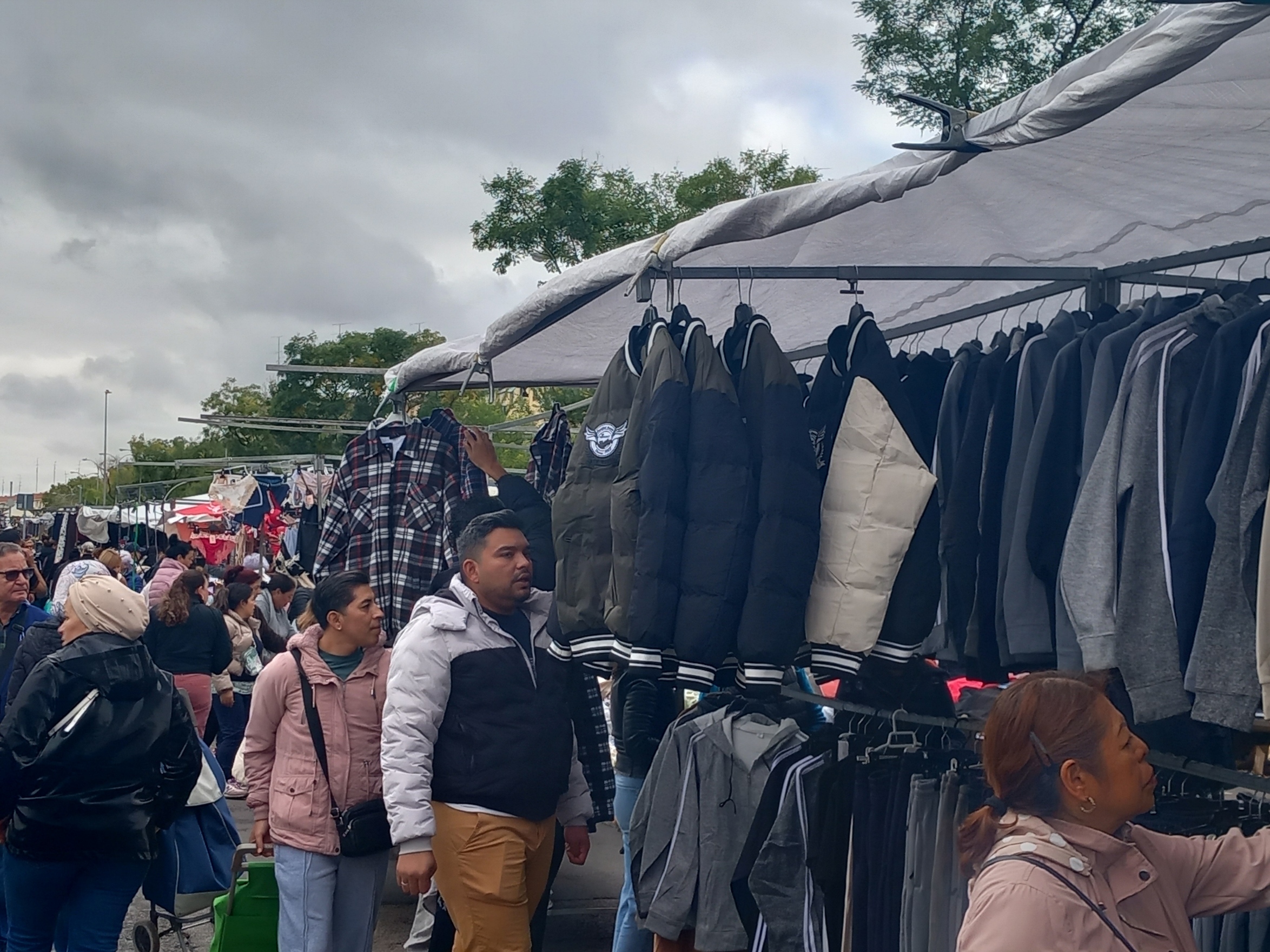 El mercadillo de Plaza Elíptica: un clásico madrileño que no pasa de moda