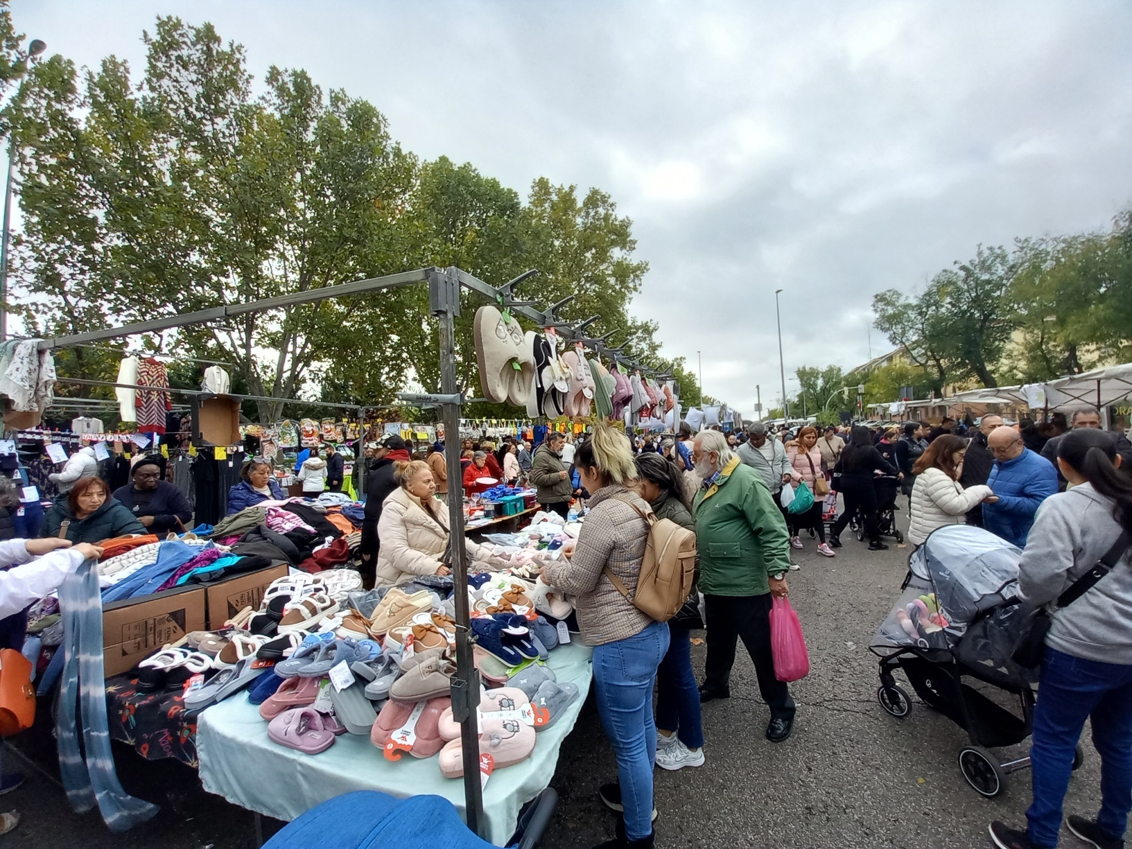 El mercadillo de Plaza Elíptica: un clásico madrileño que no pasa de moda
