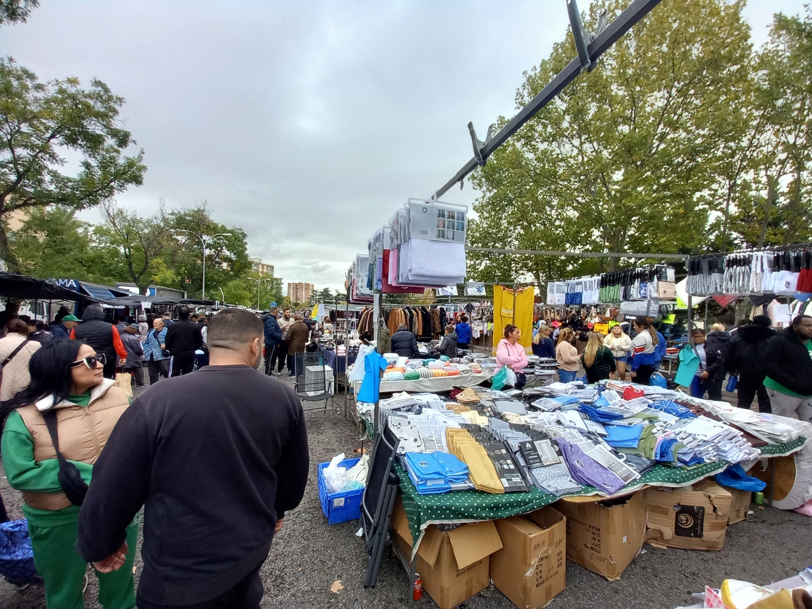 El mercadillo de Plaza Elíptica: un clásico madrileño que no pasa de moda